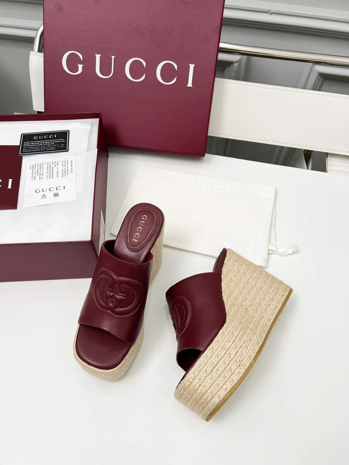 👟👟Ex-factory price 460👟👟 Gucci’s new slippers, fashionable, high-end and full of personality✅ Very stable, comfortable and durable for daily use, convenient and unique for daily matching, a must-have classic for summer, the upper is made of GUCCI brand stitching Fabric: cowhide Lining/feet: sheepskin Platform height: 11cm Color: black, white, brown, burgundy, pink Code number: 35-42 (41 and 42 need to be customized) Packaging: Comes with cloth bag and card.
